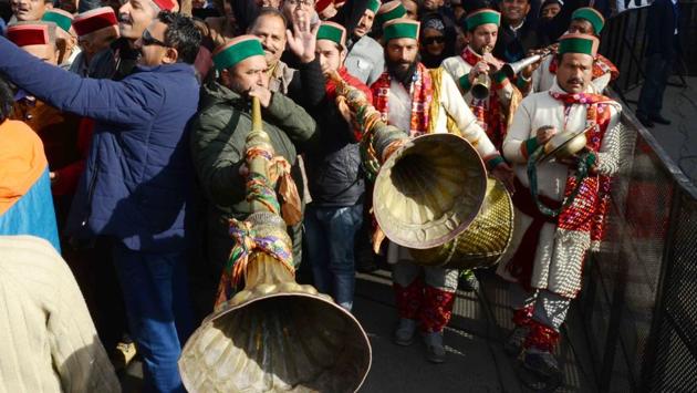 Supporters play traditional music instruments during the oath taking ceremony of chief minister of Himachal Pradesh Jai Ram Thakur in Shimla on December 27, 2017. (Deepak Sansta / HT Photo)