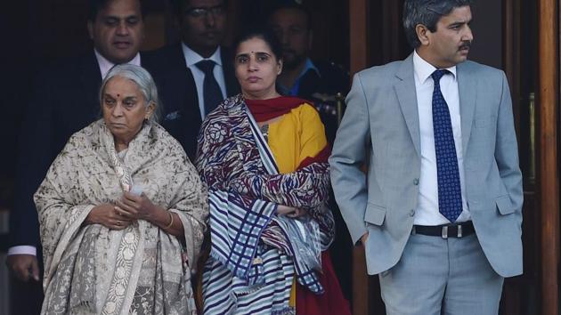 The wife and mother of Kulbushan Jadhav leave after meeting with Jadhav at the foreign ministry in Islamabad.(AFP)