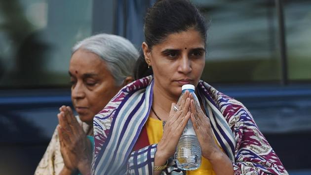 The wife (R) and mother of Kulbushan Sudhir Jadhav, an Indian national sentenced to death for spying in Pakistan, leave after meeting him at the Foreign Ministry in Islamabad on December 25, 2017. Pakistani authorities allowed an Indian national sentenced to death for spying to see his family for the first time since his arrest, a rare and highly-anticipated meeting arranged amid tight security in Islamabad. (Farooq Naeem / AFP)