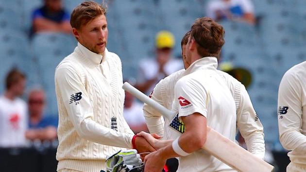 England's captain Joe Root shakes hands with Australia's captain Steve Smith to end the fourth Ashes cricket test match in Melbourne on Saturday. (REUTERS) England's captain Joe Root shakes hands with Australia's captain Steve Smith to end the fourth Ashes cricket test match in Melbourne on Saturday. (REUTERS)