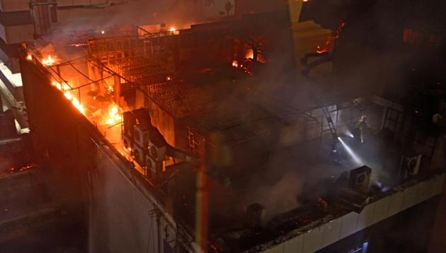 A massive fire at a restaurant in Kamala Mill Compound, Lower Parel, in Mumbai on Friday. (Anshuman Poyrekar/HT Photo) A massive fire at a restaurant in Kamala Mill Compound, Lower Parel, in Mumbai on Friday. (Anshuman Poyrekar/HT Photo)