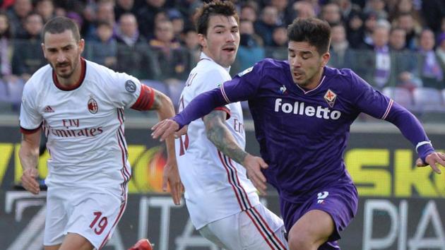 Fiorentina's Giovanni Simeone (R) Milan's Alessio Romagnoli (C) and Milan's Leonardo Bonucci (L) for the ball during the Italian Serie A match between Fiorentina and AC Milan at the Artemio Franchi stadium in Florence on Saturday. The game ended 1-1. (AP) Fiorentina's Giovanni Simeone (R) Milan's Alessio Romagnoli (C) and Milan's Leonardo Bonucci (L) for the ball during the Italian Serie A match between Fiorentina and AC Milan at the Artemio Franchi stadium in Florence on Saturday. The game ended 1-1. (AP)