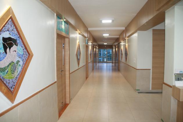 Paintings on the walls of hospital corridors are placed as a part of art therapy which helps reduce stress and induce happiness.(HT Photo)