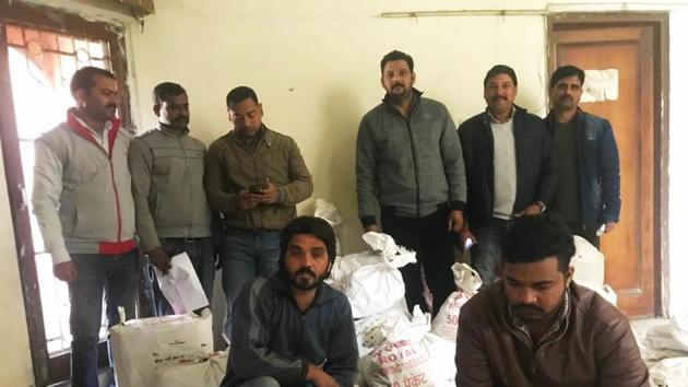 Two members of the interstate gang, identified as Mohd Arif (from Saharanpur, Uttar Pradesh) and Mohit Kumar (from Karnal, Haryana), were arrested by the STF from Clement Town area of Dehradun. (HT PHOTO) Two members of the interstate gang, identified as Mohd Arif (from Saharanpur, Uttar Pradesh) and Mohit Kumar (from Karnal, Haryana), were arrested by the STF from Clement Town area of Dehradun. (HT PHOTO)