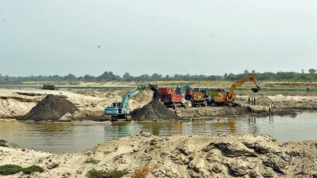 Twenty-five people were arrested on Friday for illegal sand dredging along the Thane creek. (HT File) Twenty-five people were arrested on Friday for illegal sand dredging along the Thane creek. (HT File)