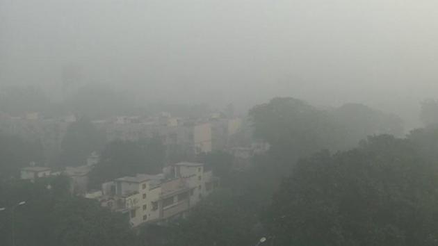 A thick fog blanket covers Delhi’s RK Puram on Sunday. (Photo: Twitter) A thick fog blanket covers Delhi’s RK Puram on Sunday. (Photo: Twitter)