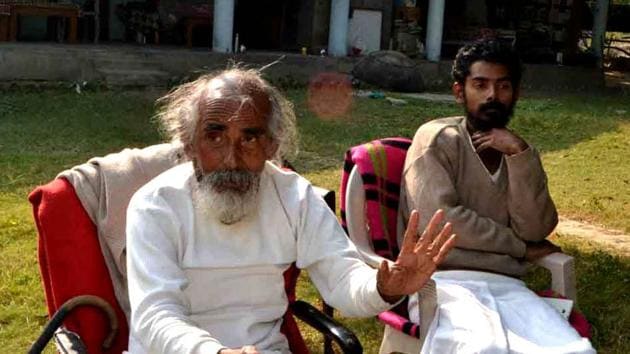 Matri Sadan founder Swami Shivanand Saraswati (left) is into his second week of sit-in fast demanding ban on quarrying on the Ganga riverbed.(HT File Photo)