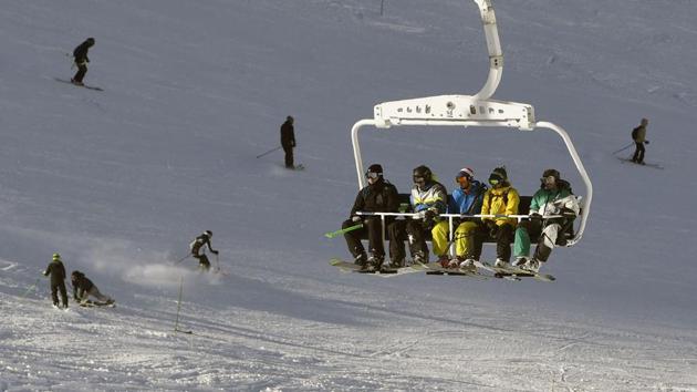 Snow strands over 4000 in French Alps, one killed in avalanche | World ...