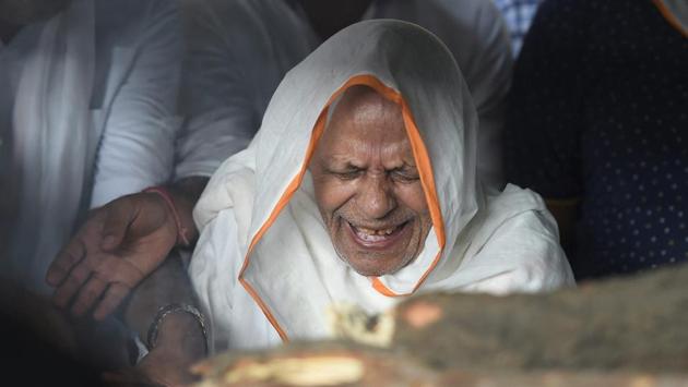 Grieving family member of Khushbu Bansali, who had hosted her birthday party at the restaurant which caught fire in Kamala Mill compound in Mumbai. 14 people were killed and at least 16 injured after a fire broke out in a rooftop restaurant and engulfed a four-storey building in Mumbai’s thriving Kamala Mills complex late on Thursday night, raising concerns over fire-safety norms in the city’s commercial hubs. (PTI)