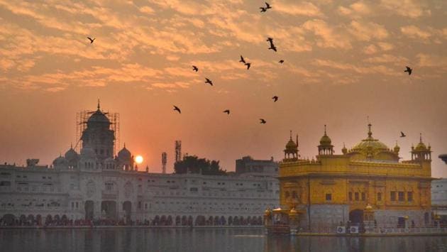Devotees paying obeisance at the Golden Temple on the last sunset of 2017 and welcome 2018 in Amritsar on Sunday. (Sameer Sehgal/HT)