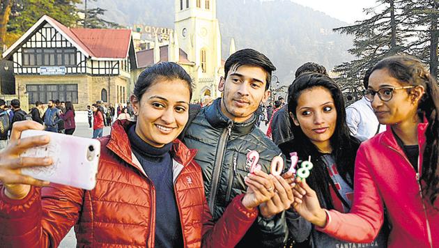 People taking a selfie as they get ready to welcome the New Year, on The Ridge in Shimla on Saturday.(Deepak Sansta /HT) People taking a selfie as they get ready to welcome the New Year, on The Ridge in Shimla on Saturday.(Deepak Sansta /HT)