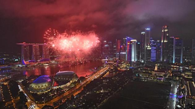Fireworks during an hourly display leading up to the final countdown for the New Year 2018 celebrations in Singapore. (Roslan Rahman / AFP) Fireworks during an hourly display leading up to the final countdown for the New Year 2018 celebrations in Singapore. (Roslan Rahman / AFP)
