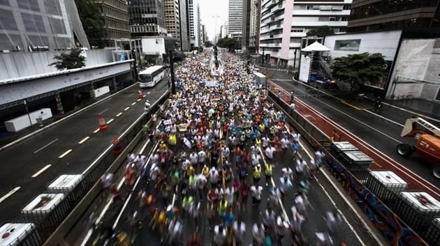 Runners wait to participate in the 93rd 15-km Sao Silvestre international race in Sao Paulo, Brazil, on December 31, 2017. Thirty thousand runners participated in the traditional New Year's Eve event. (Miguel Schincariol / AFP) Runners wait to participate in the 93rd 15-km Sao Silvestre international race in Sao Paulo, Brazil, on December 31, 2017. Thirty thousand runners participated in the traditional New Year's Eve event. (Miguel Schincariol / AFP)