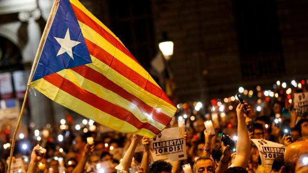 This file photo taken on October 17, 2017, shows people holding candles and a Catalan pro-independence Estelada flag during a demonstration in Barcelona. (AFP file) This file photo taken on October 17, 2017, shows people holding candles and a Catalan pro-independence Estelada flag during a demonstration in Barcelona. (AFP file)