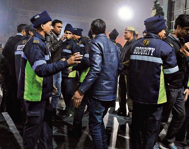 Security guards check IDs of visitors to Sahara Mall on MG Road on New Year’s Eve. (Parveen Kumar/HT) Security guards check IDs of visitors to Sahara Mall on MG Road on New Year’s Eve. (Parveen Kumar/HT)