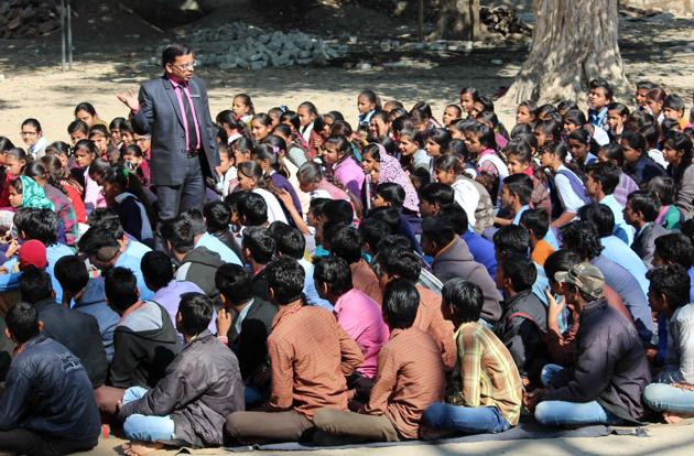Homeopathic doctor Kulwant Gaur during an awareness programme held in Kota to inspire eye donations. (AH Zaidi/HT Photo) Homeopathic doctor Kulwant Gaur during an awareness programme held in Kota to inspire eye donations. (AH Zaidi/HT Photo)