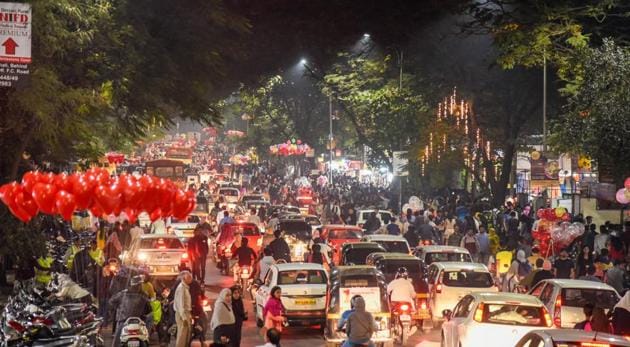 Traffic congestion on FC road on New Years eve in Pune on December 31, 2017. (Sanket Wankhade//HT Photo) Traffic congestion on FC road on New Years eve in Pune on December 31, 2017. (Sanket Wankhade//HT Photo)