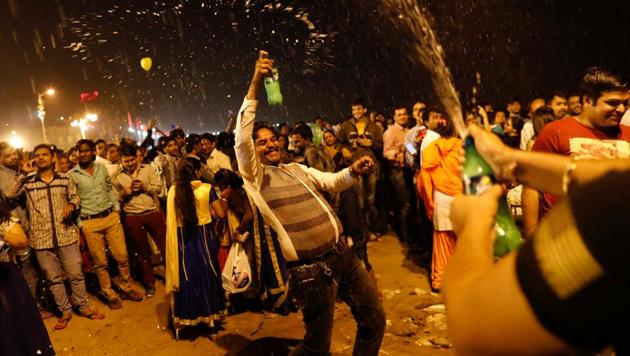 People dance during the New Year's celebrations on a beach in Mumbai on January 1, 2018. (Danish Siddiqui / REUTERS) People dance during the New Year's celebrations on a beach in Mumbai on January 1, 2018. (Danish Siddiqui / REUTERS)