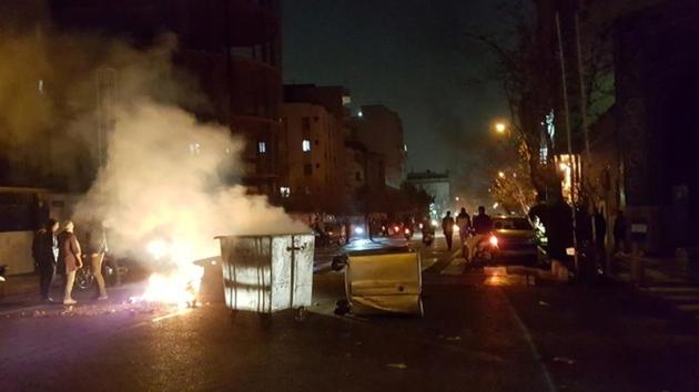 People protest in Tehran on December 30, 2017. Protests continued even though President Hassan Rouhani appealed for calm. He said Iranians had the right to criticise authorities but warned of a crackdown against unrest. (Reuters Photo) People protest in Tehran on December 30, 2017. Protests continued even though President Hassan Rouhani appealed for calm. He said Iranians had the right to criticise authorities but warned of a crackdown against unrest. (Reuters Photo)