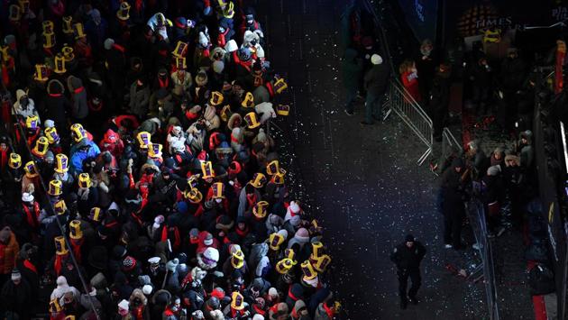 Revelers brave freezing cold temperatures in Times Square ahead of New Year's celebrations in Manhattan, New York, U.S. (Darren Ornitz / REUTERS) Revelers brave freezing cold temperatures in Times Square ahead of New Year's celebrations in Manhattan, New York, U.S. (Darren Ornitz / REUTERS)
