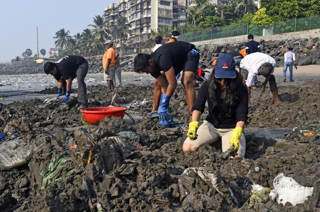 The BMC has decided to tweak the contract rules so that there is more manpower and machinery to clean trash from Versova beach. (Shashi S Kashyap/HT) The BMC has decided to tweak the contract rules so that there is more manpower and machinery to clean trash from Versova beach. (Shashi S Kashyap/HT)