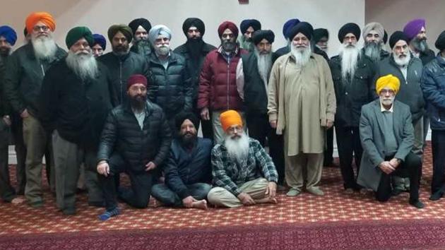 Members of the managements of various gurdwaras in the Canadian province of Ontario after a meeting at which they decided to ban representatives of India from gurdwaras.(HT Photo) Members of the managements of various gurdwaras in the Canadian province of Ontario after a meeting at which they decided to ban representatives of India from gurdwaras.(HT Photo)