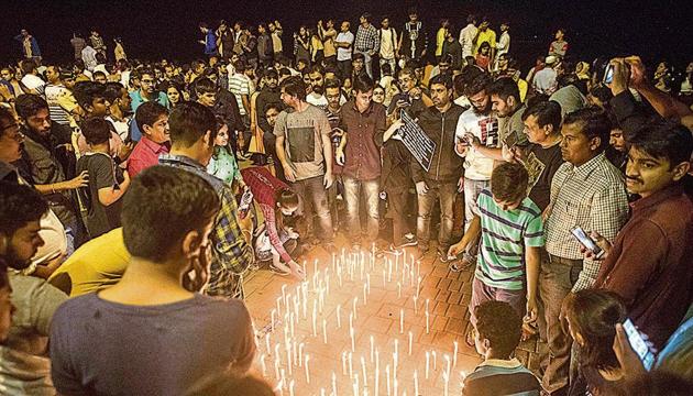 People participated in a candle march at Marine Drive in memory of Kamala Mills fire victims, on December 31. (Pratik Chorge/HT Photo) People participated in a candle march at Marine Drive in memory of Kamala Mills fire victims, on December 31. (Pratik Chorge/HT Photo)