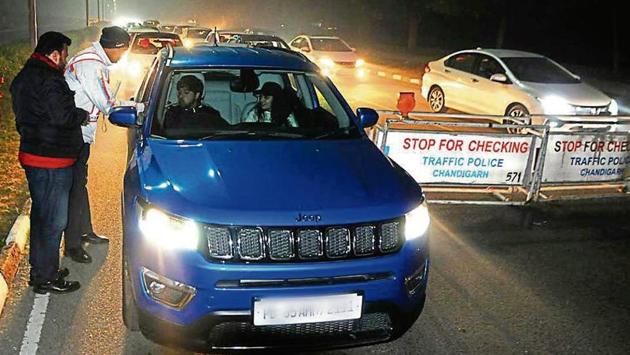 Traffic cops checking for drink driving at a naka near Matka Chowk on New Year’s Eve in Chandigarh. In Panchkula, only 21 violators were fined while six challans were issued in Mohali. (Anil Dayal/HT) Traffic cops checking for drink driving at a naka near Matka Chowk on New Year’s Eve in Chandigarh. In Panchkula, only 21 violators were fined while six challans were issued in Mohali. (Anil Dayal/HT)
