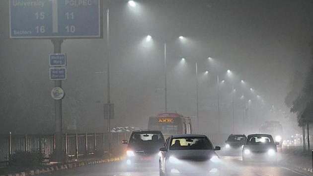Dense fog made commuting in Chandigarh on Monday a nightmare. (Karun Sharma/HT) Dense fog made commuting in Chandigarh on Monday a nightmare. (Karun Sharma/HT)