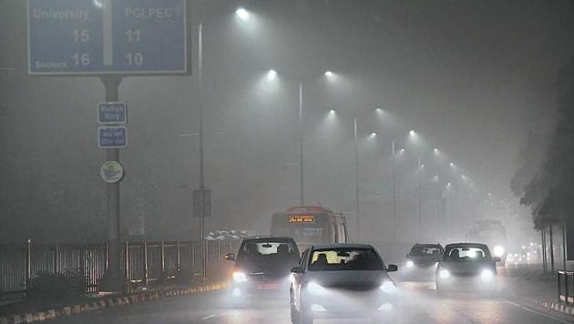 Dense fog made commuting in the city a nightmare too. A view of the Sector 10/16 road in Chandigarh around 7pm on Monday.(Karun Sharma/HT)