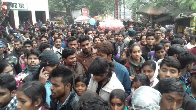 Rush in front of the Lucknow Zoo ticket counter.(HT Photo)