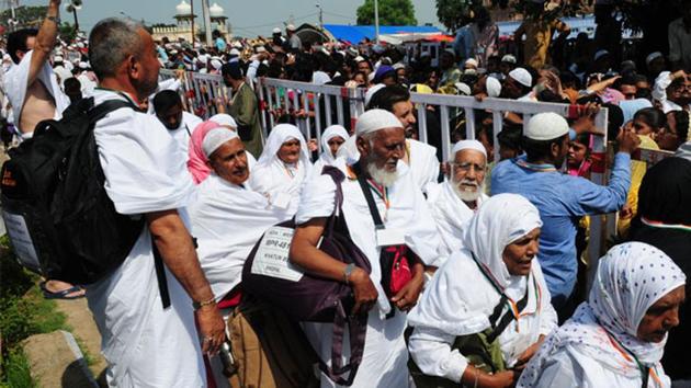 Pilgrims wave to relatives and friends at Taj-ul-masajid transit point before leaving for Haj in Bhopal.(HT File Photo)