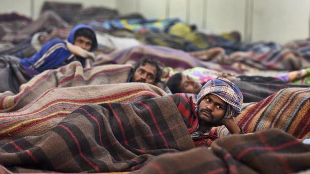 New Years’ Eve was the coldest day of the season in the capital with the mercury dipping to 5.7 degree Celsius. In an open ground near Nigambodh Ghat in New Delhi, hundreds of men, huddled in blankets outside the area’s government shelters to watch ‘Ek Tha Tiger’ being projected on a screen. (Burhaan Kinu / HT Photo) New Years’ Eve was the coldest day of the season in the capital with the mercury dipping to 5.7 degree Celsius. In an open ground near Nigambodh Ghat in New Delhi, hundreds of men, huddled in blankets outside the area’s government shelters to watch ‘Ek Tha Tiger’ being projected on a screen. (Burhaan Kinu / HT Photo)