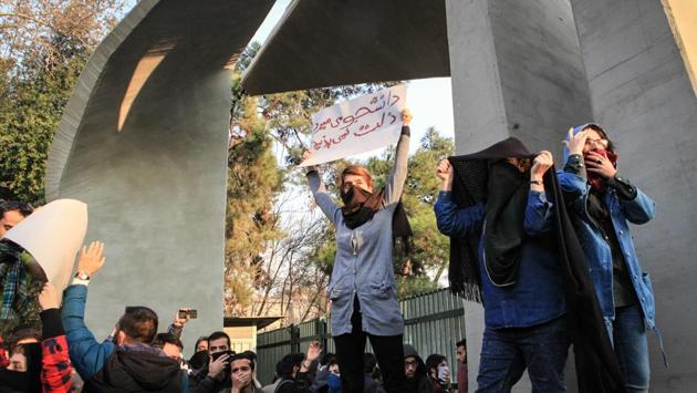 Iranian students protest at the University of Tehran on December 30, 2017. Most recently, videos on social media showed an intense clash in Qahderijan between security forces and protesters trying to occupy a police station, which was partially set ablaze. In the western city of Kermanshah, protesters set fire to a traffic police post, but no one was hurt in the incident, Mehr news agency said. (AFP) Iranian students protest at the University of Tehran on December 30, 2017. Most recently, videos on social media showed an intense clash in Qahderijan between security forces and protesters trying to occupy a police station, which was partially set ablaze. In the western city of Kermanshah, protesters set fire to a traffic police post, but no one was hurt in the incident, Mehr news agency said. (AFP)