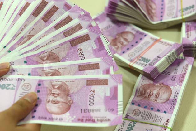 Forex market sentiment turned highly volatile and reacted vehemently to some key Budget announcements triggering panic dollar buying by corporates and importers. (Mint Photo)