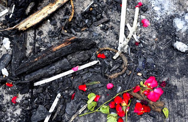 Flowers kept at the sight of Kamala Mills fire as a mark of respect to the victims of the blaze. (Anshuman Poyrekar/HT Photo) Flowers kept at the sight of Kamala Mills fire as a mark of respect to the victims of the blaze. (Anshuman Poyrekar/HT Photo)
