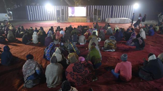 While the joy of cinema managed to pull a crowd even on the coldest night of the season so far, others remained nonplussed. Many did not bother coming out of their shelters, preferring instead to bring in the New Year with some semblance of a roof over their heads. (Burhaan Kinu / HT Photo) While the joy of cinema managed to pull a crowd even on the coldest night of the season so far, others remained nonplussed. Many did not bother coming out of their shelters, preferring instead to bring in the New Year with some semblance of a roof over their heads. (Burhaan Kinu / HT Photo)