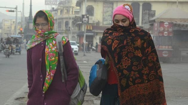 Women wrap themselves in layers of woollens as the mercury dips in Rajasthan. (Prabhakar Sharma/HT Photo) Women wrap themselves in layers of woollens as the mercury dips in Rajasthan. (Prabhakar Sharma/HT Photo)