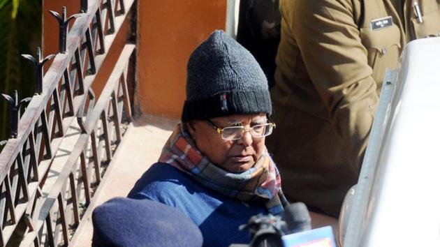 Rashtriya Janata Dal (RJD) patriarch Lalu Prasad Yadav returns to Birsa Munda Jail under heavy security after attending the special CBI court in the fodder scam case, in Ranchi on Wednesday. According to reports, the court will now pronounce the sentence for Prasad and others on Thursday. (Parwaz Khan / HT Photo)