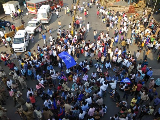 Dalit protester sit and block Akurli Road in Kandivli (East) on Wednesday morning. (Pramod Thakur/HT Photo) Dalit protester sit and block Akurli Road in Kandivli (East) on Wednesday morning. (Pramod Thakur/HT Photo)
