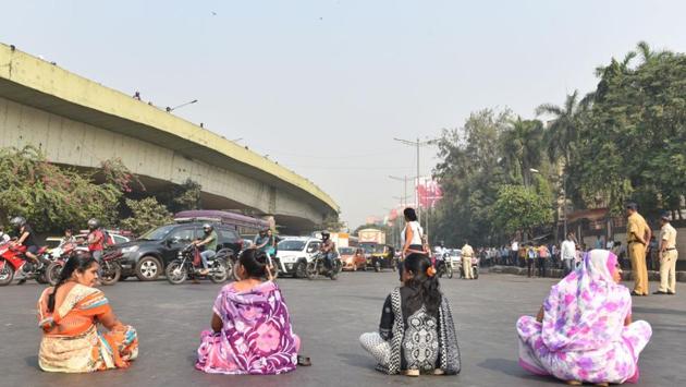 Protesters block a road in Mumbai’s Bandra on Wednesday. Though many taxi-auto rickshaw unions have supported the shutdown, Mumbai’s lifeline, the suburban trains and the BEST (Bombay Electric Supply And Transport) bus services were plying near-normally, with delays and thin crowds. (Satyabrata Tripathy / HT Photo) Protesters block a road in Mumbai’s Bandra on Wednesday. Though many taxi-auto rickshaw unions have supported the shutdown, Mumbai’s lifeline, the suburban trains and the BEST (Bombay Electric Supply And Transport) bus services were plying near-normally, with delays and thin crowds. (Satyabrata Tripathy / HT Photo)