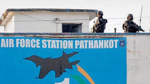 Police have posted two battalions of cops in the second line of defence and shifted 4th IRB from Kapurthala to Pathankot.(HT File) Police have posted two battalions of cops in the second line of defence and shifted 4th IRB from Kapurthala to Pathankot.(HT File)