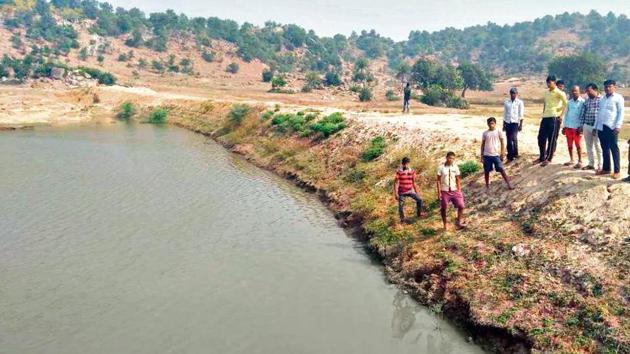 A check dam built by villagers along with Maghadh Jal Jamaat near Sijuaghati in Imamganj-Dumaria area.(HT Photo)