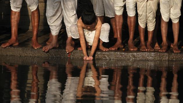 A young devotee collects water while offering prayers at the banks of the Hanumante River during the Madhav Narayan festival in Bhaktapur, Nepal. Hindus poured onto the banks of the Hanumante on Tuesday to mark the first day of the month-long Madhav Narayan festival in the city of Bhaktapur. (Niranjan Shrestha / AP) A young devotee collects water while offering prayers at the banks of the Hanumante River during the Madhav Narayan festival in Bhaktapur, Nepal. Hindus poured onto the banks of the Hanumante on Tuesday to mark the first day of the month-long Madhav Narayan festival in the city of Bhaktapur. (Niranjan Shrestha / AP)
