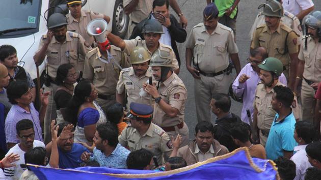 Police personal advising to protesters gathered during Maharashtra Bandh in Mumbai. (Hindustan Times) Police personal advising to protesters gathered during Maharashtra Bandh in Mumbai. (Hindustan Times)