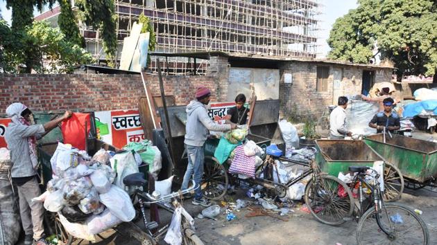 Dehradun was ranked at a dismal 316th position out of the 434 cities in the nationwide Swachh Survekshan survey last year. (Vinay Santosh Kumar/HT Photo) Dehradun was ranked at a dismal 316th position out of the 434 cities in the nationwide Swachh Survekshan survey last year. (Vinay Santosh Kumar/HT Photo)