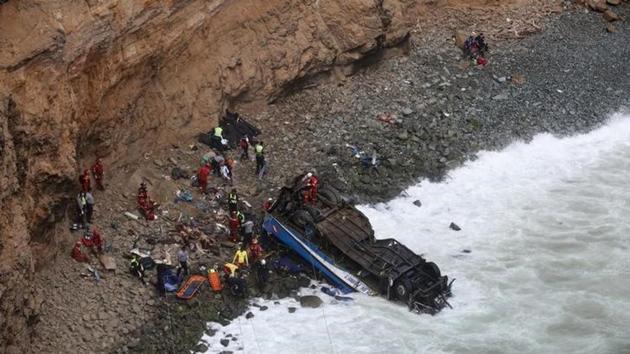 Rescue workers and police work at the scene after a bus crashed with a truck and careened off a cliff along a sharply curving highway north of Lima, Peru, January 2, 2018. (Reuters) Rescue workers and police work at the scene after a bus crashed with a truck and careened off a cliff along a sharply curving highway north of Lima, Peru, January 2, 2018. (Reuters)