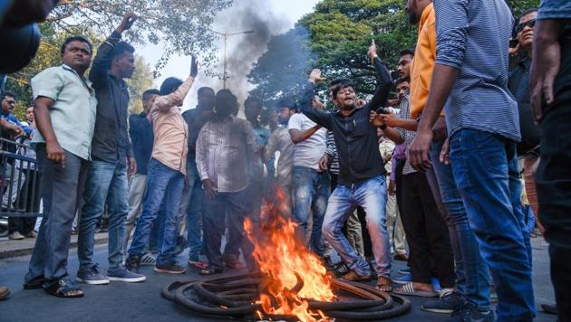 People protest following the Bhima Koregaon violence, which resulted in road blockades and vandalised city buses near Pune Station on January 2, 2018.(Sanket Wankhade/HT Photo)