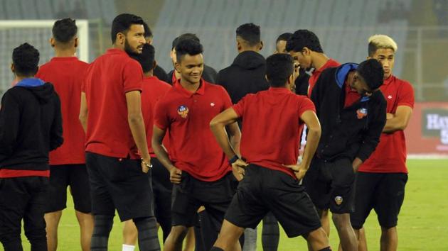 FC Goa players arrive at Vivekananda Yuba Bharati Stadium in Kolkata, straight from the airport, to play their Indian Super League (ISL) match on Wednesday. (Samir Jana/HT PHOTO) FC Goa players arrive at Vivekananda Yuba Bharati Stadium in Kolkata, straight from the airport, to play their Indian Super League (ISL) match on Wednesday. (Samir Jana/HT PHOTO)