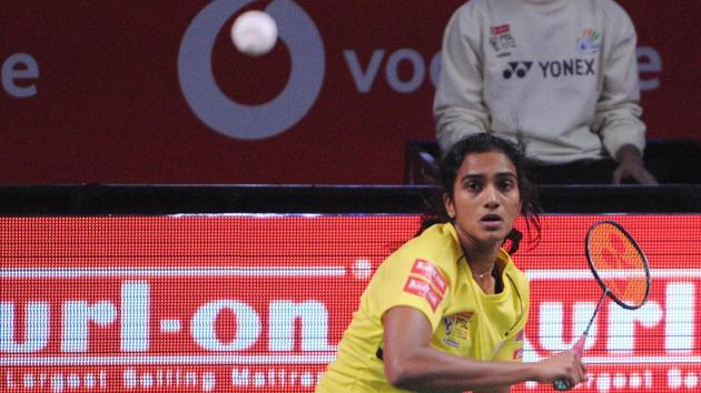PVSindhu of Chennai Smashers in action during her loss against Sung Ji Hyun of Delhi Dashers in the Premier Badminton League (PBL) on Wednesday.(Subhankar Chakraborty/HT PHOTO)